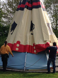 John aan het werk in de 'WigWamWereld'.