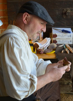 Der Deutsche Pfeifenmacher Jürgen Bibi Bischoff aus Hainburg ; Klein-Krotzenburg in der Werkstatt beim bau einer Freehandpipe(Handmade)im Hessenpark  beim bauen einer  Pfeife.