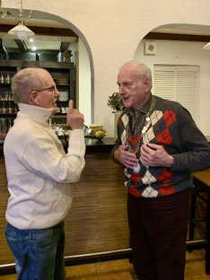 Siegmar (l.) übergibt die Grünkohlkette an den neuen Grünkohlkönig Hubertus(r.)