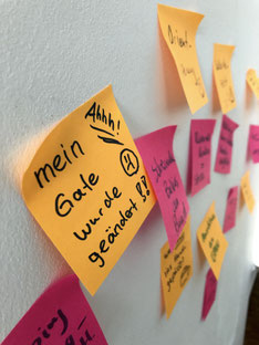 Post-Its mit Pains, Gains uns Tasks der Value Proposition Canvas