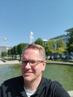 Ralf Wötzel vor einem Springbrunnen – authentischer Online-Unternehmer mit Blick fürs Wesentliche.