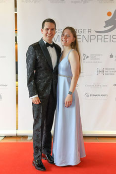 Fotowand am Roten Teppich bei der Verleihung des Augsburger Medienpreises im Kongress am Park. Thomas Girscht und Megan Sheridan im Gala 'Black Tie' Outfit.