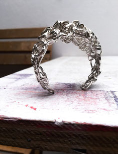 Un bracelet massif est posé sur une table.