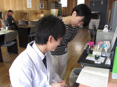 後輩から質問を受けるリョウ君