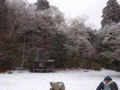 山頂広場。薄っすらと樹氷が。