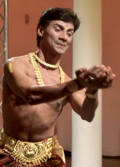 Pater Saju möchte die indische Tanzkunst mit der christlichen Religion verbinden. Dieser Mut zu neuen Wegen ist beeindruckend.