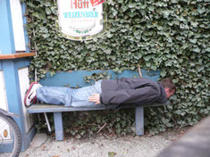 Planking auf der Herzchenbank