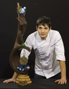 Bastien Berger, vainqueur du concours pièce artistique avec bonbons de chocolats