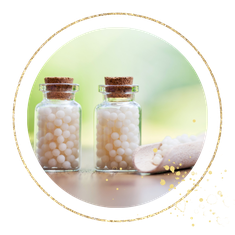 Klassische Homöopathie mit anerkanntem Abschluss ist das Haupttherapiengebiet von Claudia Höllriegl. Kleinste Dosen mit Globulin erzielen grosse Ergebnisse.