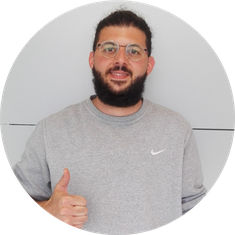 Benjamin Kalayci zeigt Daumen hoch und berichtet über seine Erfahrungen mit dem Projekt