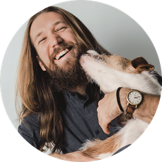 Hundehaftpflicht günstig online abschließen Hund leckt Mann Gesicht