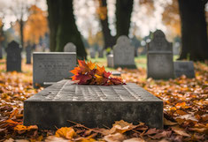 Grabsteine auf einem herbstlichen Friedhof