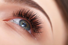 Applikation der Wimpernverlängerung mit Einzelwimpern, Ayana hair & more Binningen