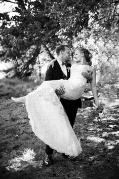 glückliches Brautpaar im Kornfeld - Brautpaarshooting FOTOFECHNER