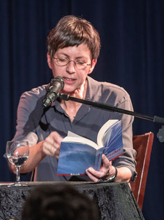 Das Bild zeigt Regina Nössler bei einer Lesung.