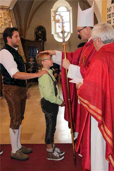 Durch Handauflegung und mit Salbung mit Chrisam empfingen die jungen Christen die Firmung.