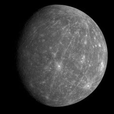 MESSENGER-Aufnahme vom 7. September 2008. Solche Bilder zeigten, dass Vulkane einst die Oberfläche formten. Der auffallende Krater Kuiper befindet sich unterhalb der Bildmitte. Von ihm geht ein Strahlensystem aus, die beim Einschlag entstand.