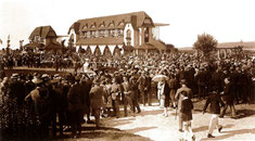 Photos des Echos mondains de 1929 : la Gentry Britannique et l'Armorial Français rassemblés pour le grand prix à l'hippodrome du Touquet, décrit comme un "jardin d'excellence"