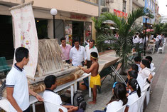 Una réplica de Balsa Manteña, construida por estudiantes del Colegio de Santa Marianita, se muestra en la Avenida 3 de Manta, Ecuador.