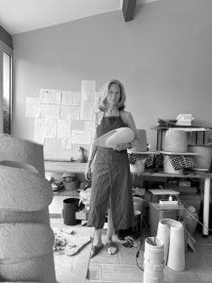 Portrait de la céramiste Katia Langeard dans son atelier avec une sculpture en céramique