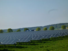 Solarpark Modulfeld Solaranlagen Angebot günstig Foto Solarstrom Simon