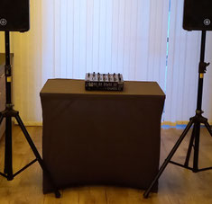 Dj Tisch mit Husse schwarz ausleihen mieten