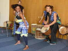 Les musiciens et la danseuse du groupe Sabatou ("Sabatou" signifie en dialecte malinké "le hasard d'une joyeuse rencontre"