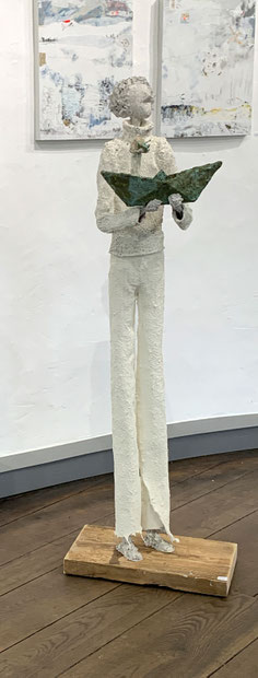 Bodenskulptur von Claudia König, Figur mit Boot, moderne Pappmache-Kunst aus Papier-Komposit & Textil online kaufen