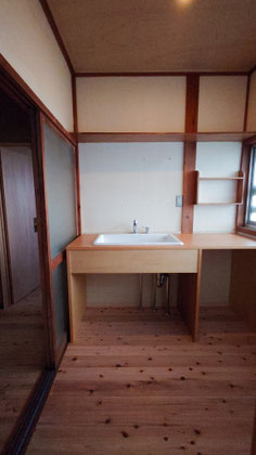 レトロな雰囲気を残した脱衣室。杉板の床に造作カウンターの洗面台