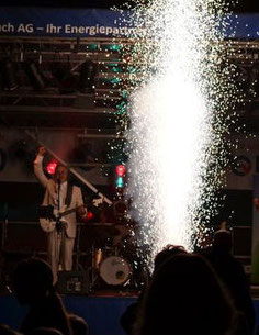 Das Opening im Gegenlicht (mit Pyro-Effekt)
