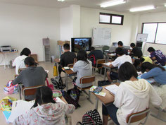TV画面には、本校の様子が映っています。