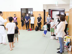 子供向け護身術講座in福岡　大勢の子供と保護者に向けて指導する認知空手協会会長