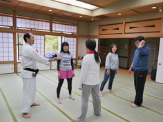 古武術を使った護身術　幼児、学生、高齢者など幅広い参加者たちの稽古風景