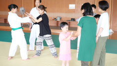 子供向け護身術講座in鈴鹿市　幼児、大学生、保護者たちが逃げ方を練習
