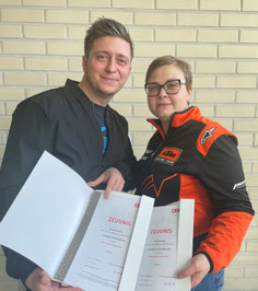 Sandi Kovacevic und Vera Henning zeigen gemeinsam ihre Abschlussurkunden