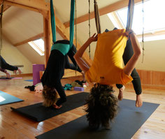 YOGA SUSPENDU AVEC www.jyoti-yogi.com