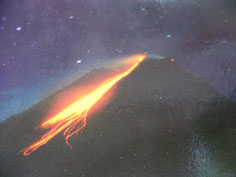So sieht der Vulkan Arenal bei Nacht tatsaechlich aus ( das copyright bei diesem Bild gehoert jemand anderem - sowas schafft unsere ritsch-ratsch Kamera nicht mehr ! )