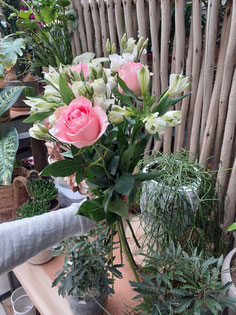 Bouquet de roses et lisianthus