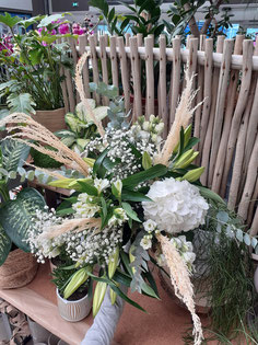 Bouquet de Lys blanc, hortensias, gypsophile, graminé séché, lisianthus et eucalyptus.