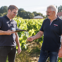 Domaine Barreau, Domaine de la Cornulière se situe à Gorges en Loire Atlantique près de Clisson dans le vignoble nantais et produit des muscadets Sèvre et Maine, des muscadets sur lies, du gros plan pour accompagner les huitres, les fruits de mer.