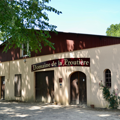 Vignoble Blanchard, Domaine de la Proutière produit des muscadets sèvre et Maine, muscadet sur lie, muscadet Sèvre et Moine sur lie, du vin rosé, du vin rouge, du chardonnay, du pinot gris près du Château de Clisson et du site du Hellfest dans les vignes.