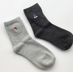 花柄ワンポイント刺しゅうソックス  385円→180円(税込)