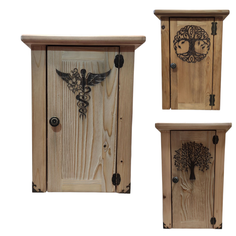 Handgefertigter Hängeschrank aus Holz mit Türen – ideal zur Aufbewahrung von Medikamenten, Brillen und kleinen Alltagsgegenständen, hergestellt von Jvi handmade, dem Onlineshop für handgemachte Kleinmöbel und Dekorationsartikel aus Holz