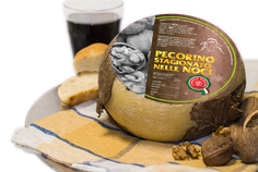 pecorino maremma new taste sheep sheep’s cheese dairy caseificio tuscany tuscan spadi follonica block italian origin milk italy matured aged in leaf leafs of walnut walnuts nut nuts refine refined flavored stagionato nelle noci cheeseboard red wine bread