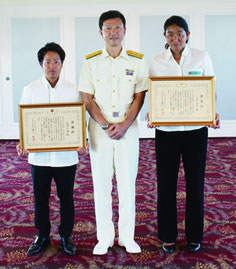 遠山部長(中央)から表彰を受けた松浦さん(左)、小島さん(右)=11日午後、ANAインターコンチネンタル石垣リゾート