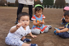公園で遊ぶ子どもたち