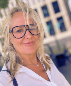 Portrait-Photo von Silvana Rau, die Coach und Gründerin von Island Coaching ist.