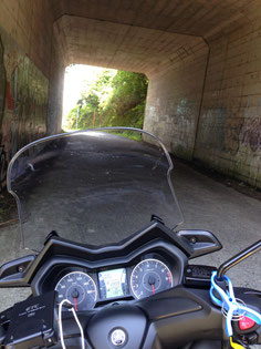 阪奈県境　十三峠　上は有料道路