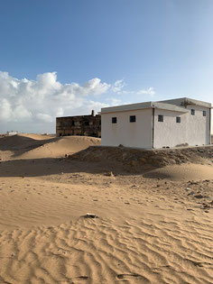  Photo Maison de Saint-Exupéry. Sur l’un des murs, en tamazight, le mot "Amazigh" – Homme Libre – est gravé. Comme l’est Saint-Ex, sans doute.