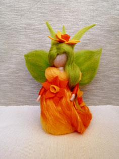 Frühlingsfee aus Filz in Gelb und Orange mit grünen Flügeln, handgefertigte Narzissen Fee als gefilzte blumendekoration für jahreszeitentisch frühling und Osterdekoration.